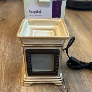 SCENTSY Full-Size Warmer “Snapshot”